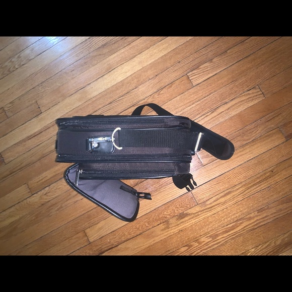 Kenneth Cole Computer Bag - Picture 6 of 9